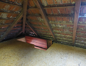 Zateplení stropu rodinného domu pomocí foukané izolace